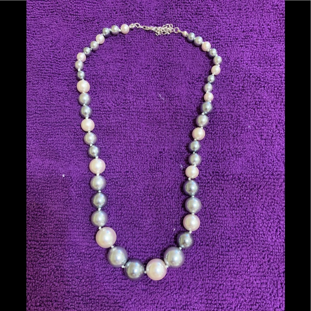 Gorgeous gray & white tone matched necklace 💕